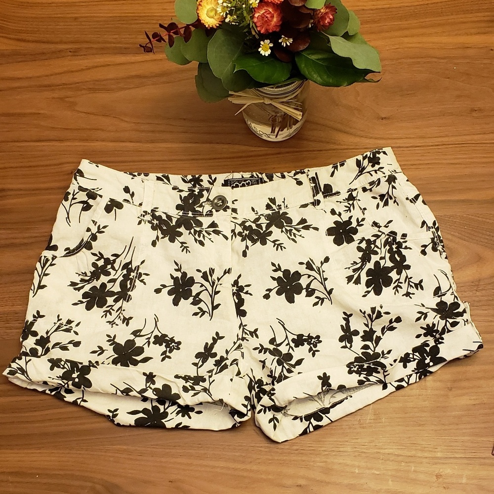 White & Black Women's Floral Botanical Linen Shorts- Size 9 Juniors